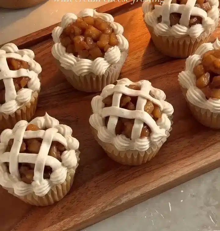 Delicious easy apple pie cupcakes topped with cinnamon and apple slices